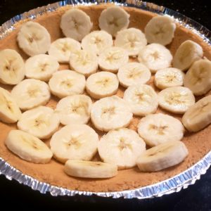 banana slices in a graham cracker crust for banana cream pie